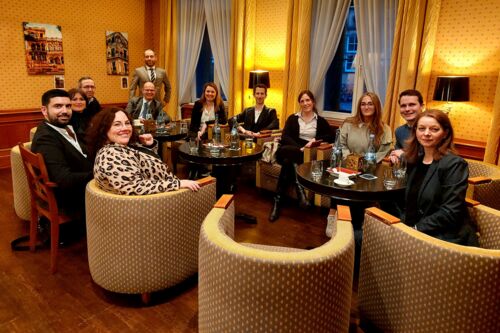 Ein offener, aktiver und wertvoller Austausch: 10 Kolleginnen und Kollegen sitzen mit Arne Klarmann und Matthias Böhm beim Kaminabend der Lampe & Schwartze Group in der Havanna Lounge Bremen