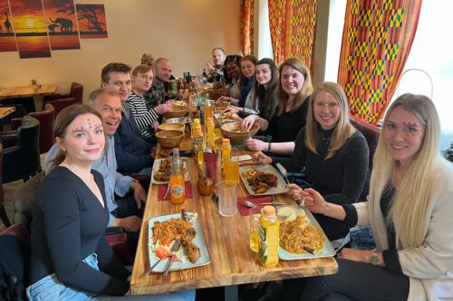 Africa Day 2023 bei der Lampe & Schwartze Group: Kolleginnen und Kollegen genießen ihr afrikanisches Essen bei Mommies Corner