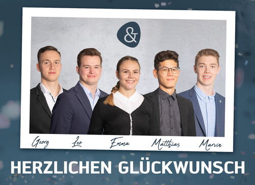 Herzlichen Glückwunsch zur bestandenen Prüfung, Emma, Georg, Leo, Matthias und Marvin: Alle vier dürfen sich jetzt Kaufmann bzw. Kauffrau für Versicherungen und Finanzen (IHK) nennen!