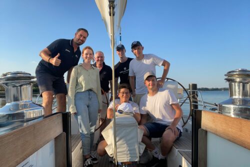 Gruppenfoto unserer Azubis Sarah, Matthias, Marvin, Lucas und Leo mit Tobias Braun und Dr. Patrick Wendisch auf dem Deck der Nike