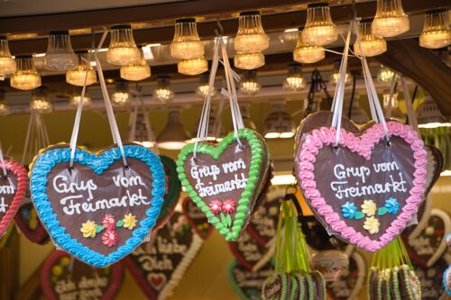 Symbolbild von einem Lebkuchen-Stand auf dem Bremer Freimarkt: Im Vordergund sind drei Lebkuchenherzen mit dem Schriftzug "Gruß vom Freimarkt" zu sehen.
